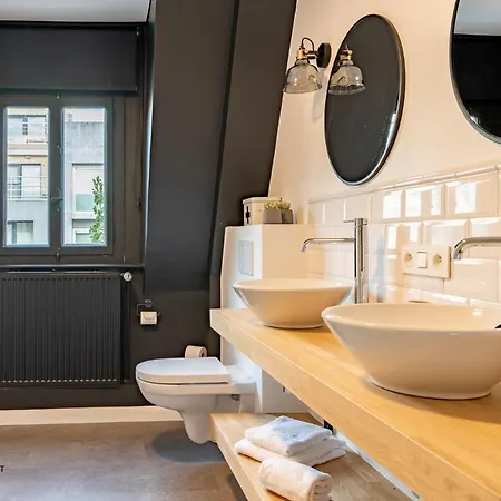 Beautiful Spacious In A Newly Renovated Old Townhouse *