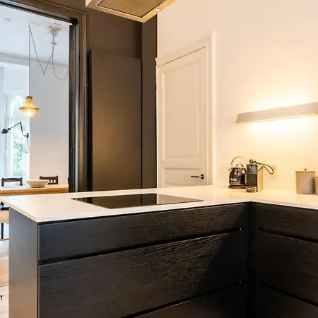 Beautiful Spacious In A Newly Renovated Old Townhouse Apartment *