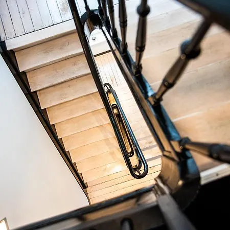 Beautiful Spacious In A Newly Renovated Old Townhouse *