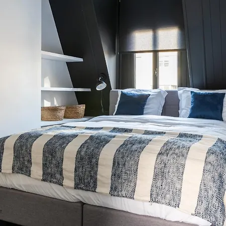 Beautiful Spacious In A Newly Renovated Old Townhouse *